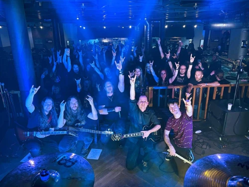Bandphoto with crowd